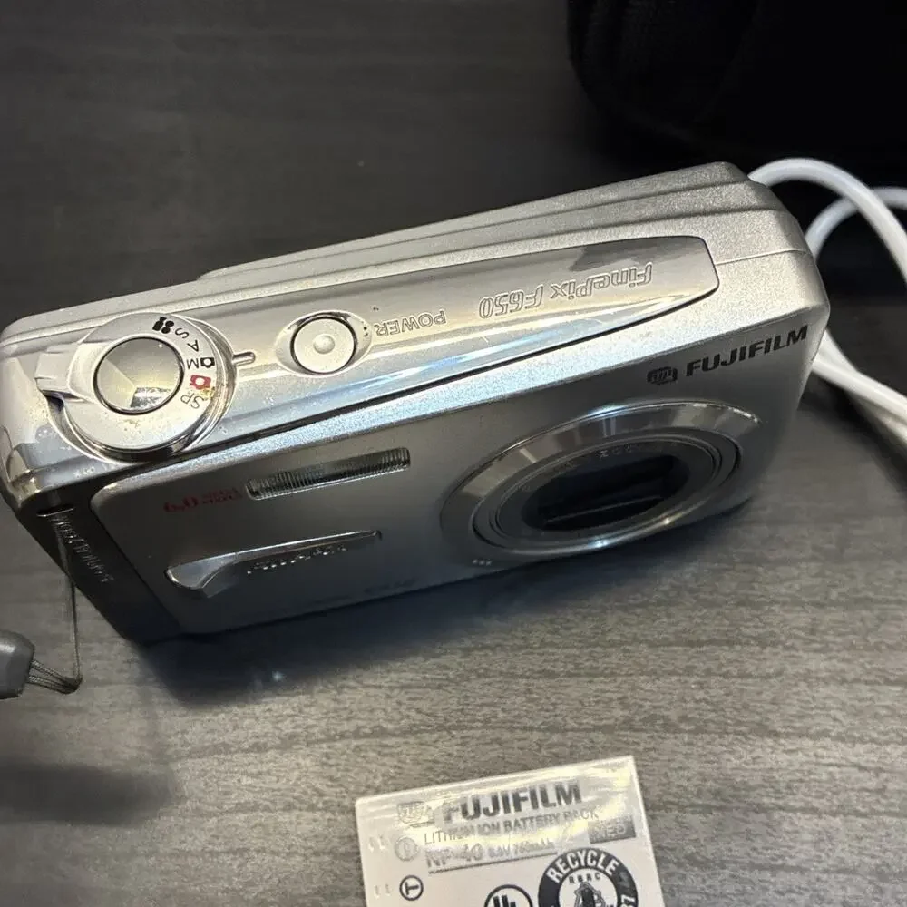 Fujifilm FinePix F650 Digital Camera & Battery Cable & Bag
